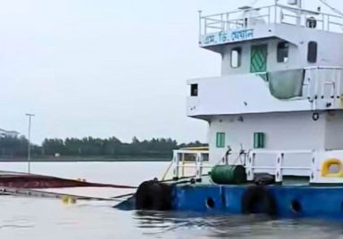 How did the ship carrying 1,200 tons of raw materials sink in Chittagong Port?