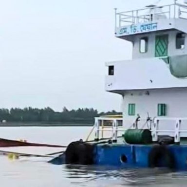 How did the ship carrying 1,200 tons of raw materials sink in Chittagong Port?