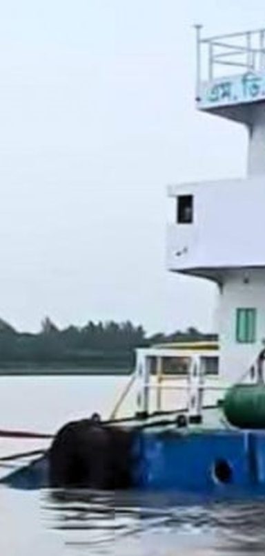 How did the ship carrying 1,200 tons of raw materials sink in Chittagong Port?