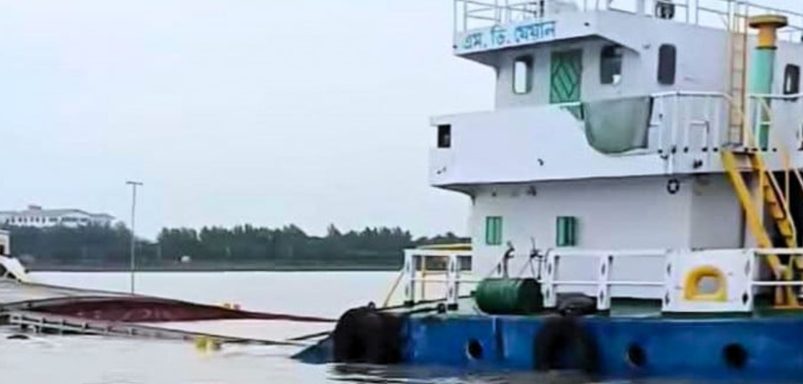 How did the ship carrying 1,200 tons of raw materials sink in Chittagong Port?
