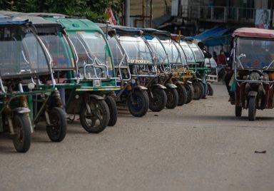 How much electricity is being stolen in Dhaka through battery-powered rickshaws?