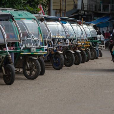 How much electricity is being stolen in Dhaka through battery-powered rickshaws?