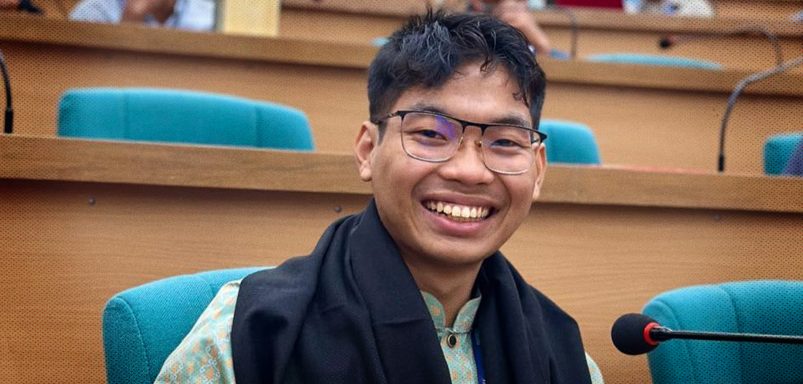 Why did Sarba Mitra Chakma resign from Ducsu?