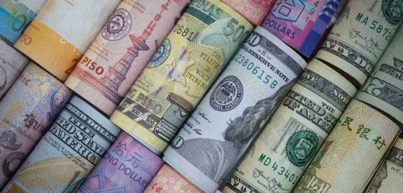 Which currencies gained and which fell most as Asian markets shifted last year