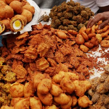 Where did the tradition of eating chhola, peyaju, and beguni for iftar come from?