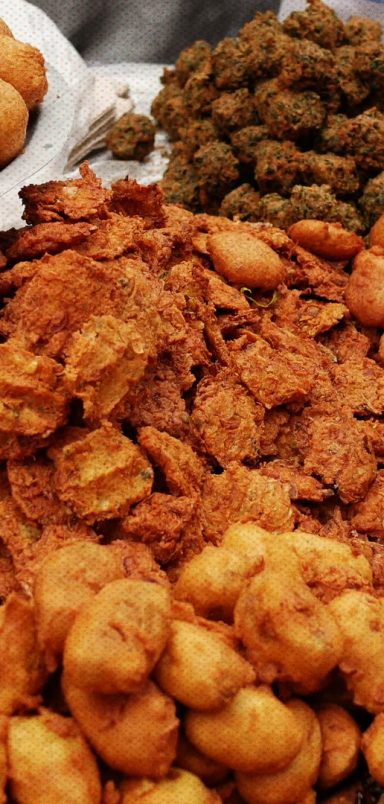 Where did the tradition of eating chhola, peyaju, and beguni for iftar come from?