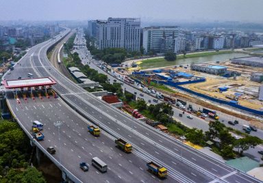 Why is the Dhaka Elevated Expressway a blessing for cars but a curse for commuters?