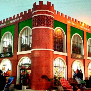 How did prison inmates achieve record-breaking sales at Dhaka International Trade Fair?