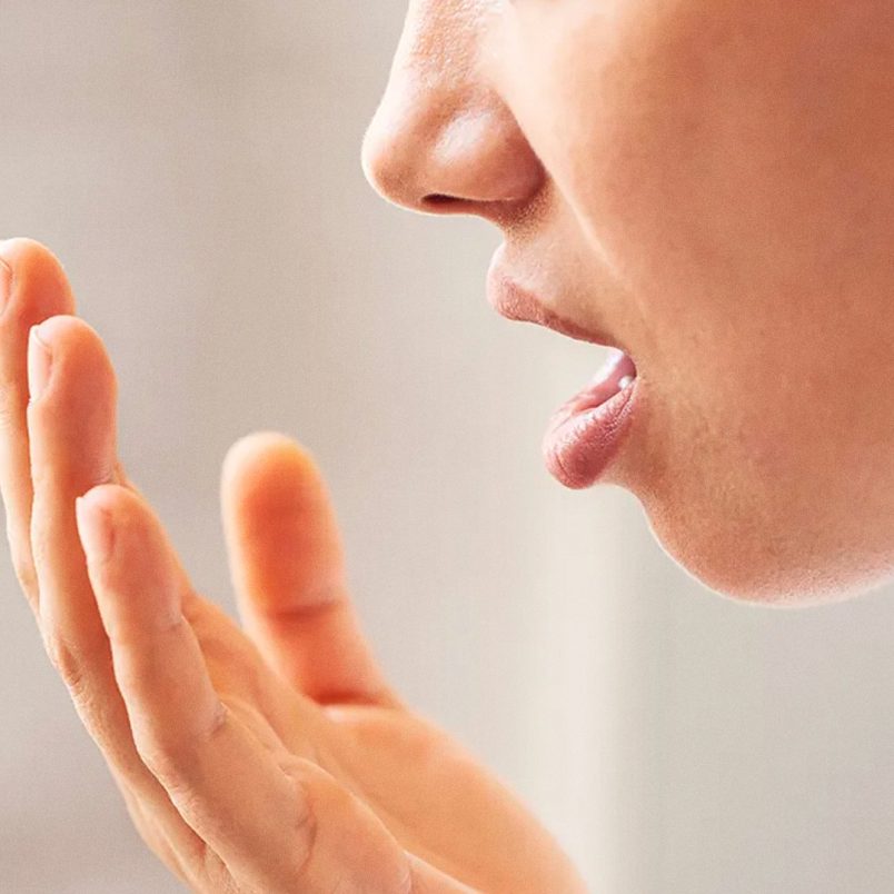Which foods cause body odor and bad breath?