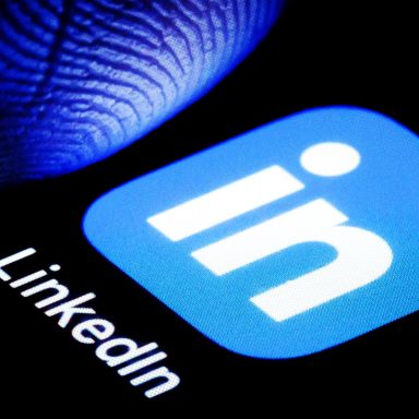 8 easy steps to build a LinkedIn profile that gets you noticed