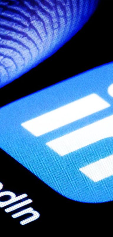 8 easy steps to build a LinkedIn profile that gets you noticed