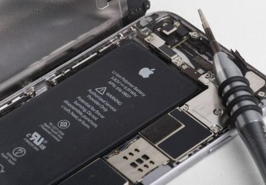 Why is the EU requiring batteries to be removable and replaceable by 2027?