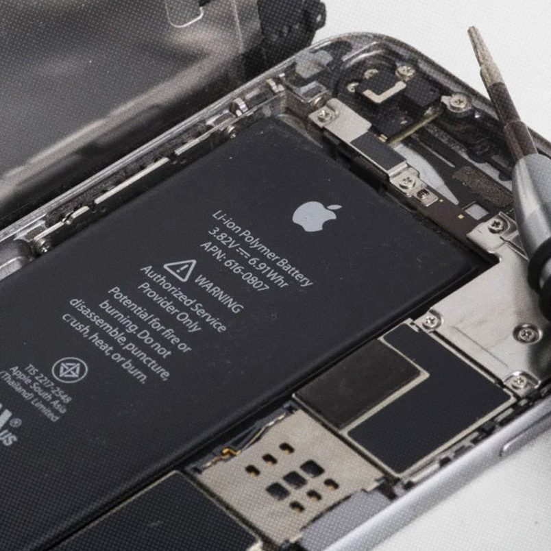 Why is the EU requiring batteries to be removable and replaceable by 2027?