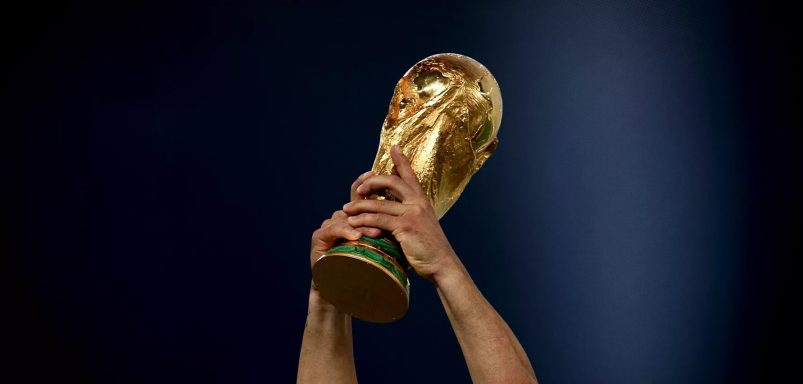 Which captains lifted the FIFA World Cup trophy at the youngest age?