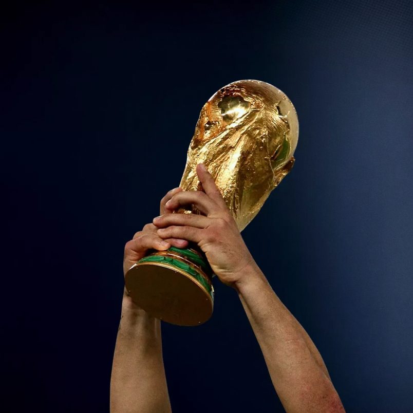 Which captains lifted the FIFA World Cup trophy at the youngest age?