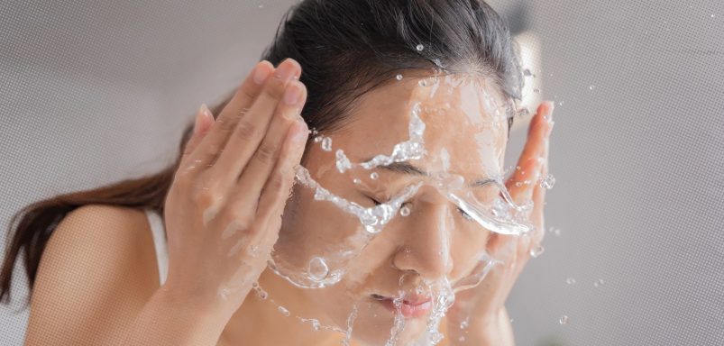 Does washing the face with hot water cause ageing?